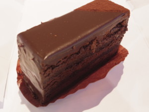 新宿区・飯田橋：リッチで濃厚なビターチョコレートケーキ「パティスリー・カー・ヴァンソン」