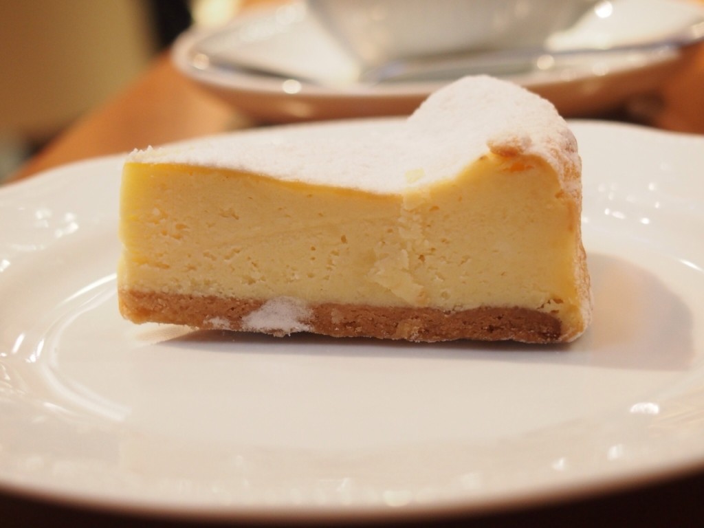 千代田区・丸の内：濃厚なカマンベールチーズがたっぷりのチーズケーキ「タント・マリー」丸の内オアゾ店